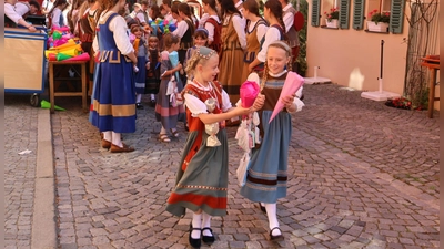 Freude über eine bunte Zuckertüte: Die Beschenkung der Dinkelsbühler Kinder am Kinderzech-Dienstag geht auf eine jahrhundertealte Tradition zurück. (Foto: Martina Haas)