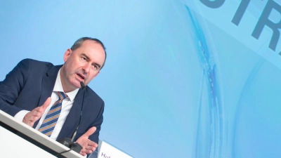 Wirtschaftsminister Hubert Aiwanger im Jahr 2020 bei der Vorstellung der bayerischen Wasserstoffstrategie. (Archivbild) (Foto: Timm Schamberger/dpa)