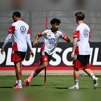Nathaniel Brown (Mitte) beim Training mit der Nationalmannschaft.  (Foto: Federico Gambarini/dpa)