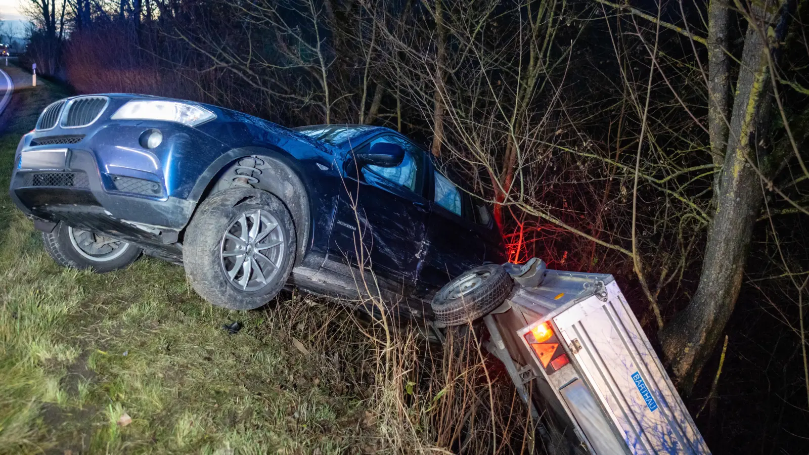 Totalschaden entstand an zwei Autos und einem Anhänger bei dem Unfall am Donnerstag. (Foto: NEWS5/David Osswald)