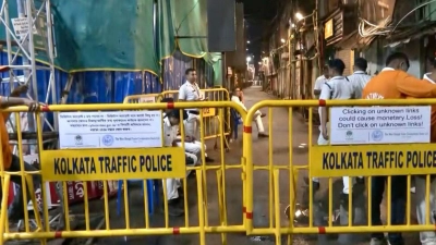 Absperrungen stehen im Stadtteil Chorbagan Sarbojanin in Kolkata, um den Zugang zum Ort einer Massenpanik zu versperren.  (Foto: IANS via Xinhua/dpa)
