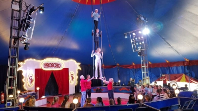 Manege frei für den örtlichen Artistennachwuchs: Für einige der teilnehmenden Kinder und Jugendlichen geht es sogar richtig hoch hinaus. (Foto: Ulrich Schwandt)