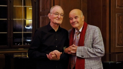 Gaben ein Konzert auf Schloss Schillingsfürst: Professor Rolf-Dieter Arens (links) und Professor Dr. Wolfram Huschke. Sie waren nacheinander Rektoren der Hochschule für Musik Franz Liszt Weimar. (Foto: Thomas Wirth)