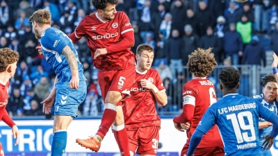 Maximilian Bauer (r, DSC Arminia Bielefeld) trifft zum 1:0. (Foto: Andreas Gora/dpa)