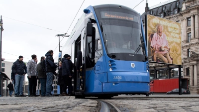 Beim Abbiegen stieß die Frau mit einer Trambahn zusammen. (Symbolbild) (Foto: Sven Hoppe/dpa)