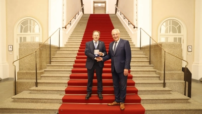 Hans Herold (links) hat aus den Händen von Innenminister Joachim Herrmann (rechts) die Kommunale Verdienstmedaille in Silber überreicht bekommen. (Foto: Bayerisches Innenministerium)