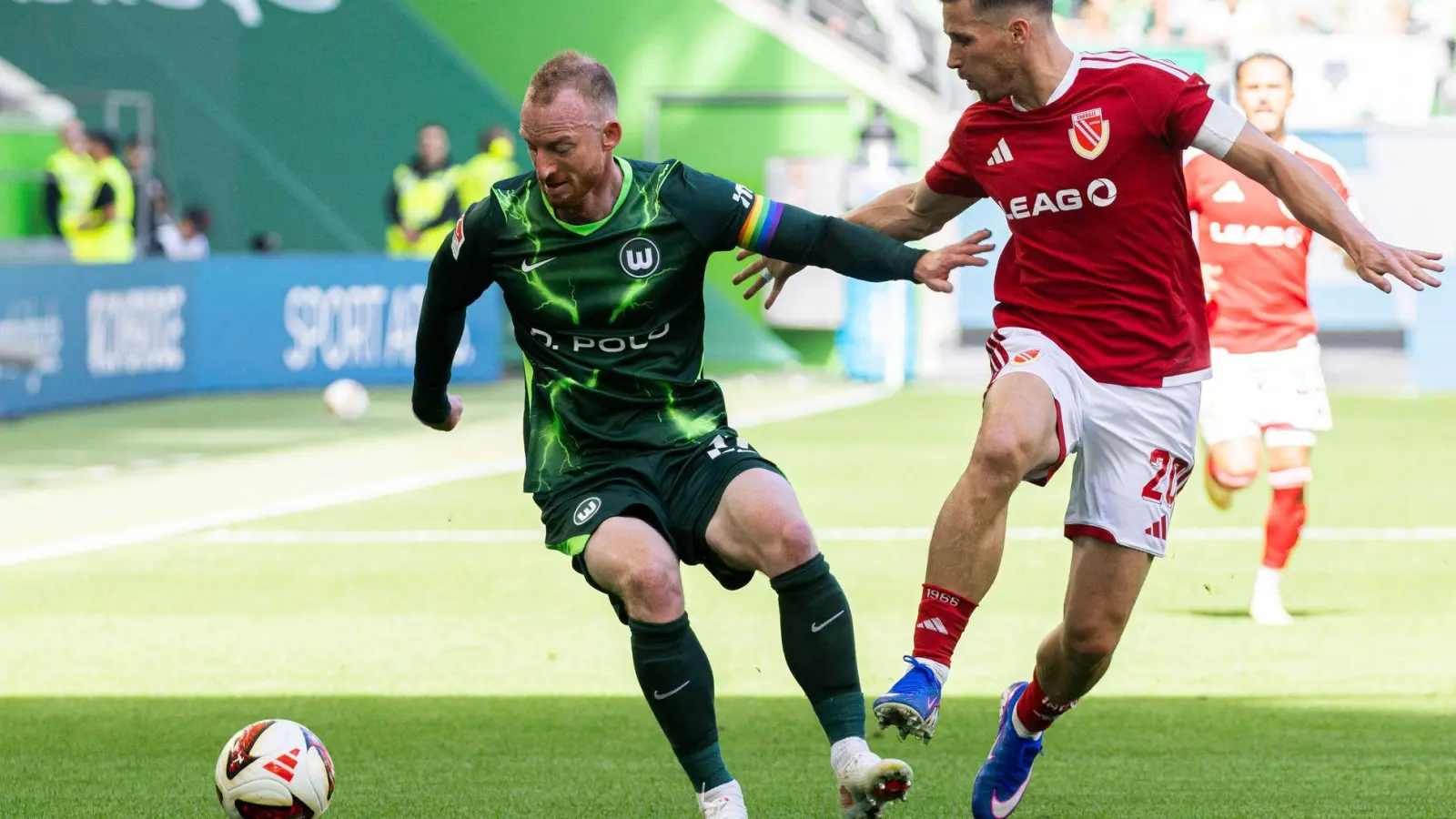 Der VfL Wolfsburg um Maximilian Arnold (l) und Energie Cottbus um Axel Borgmann (r) lieferten sich eine packende Partie. (Foto: Michael Matthey/dpa)