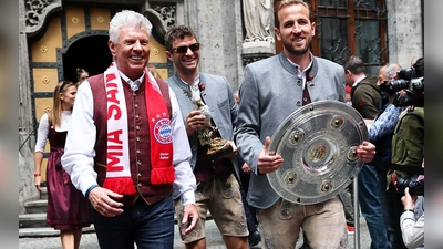 In der BR-Sendung sagte Dieter Reiter (links), dass er nach der Kritik darüber nachdenke, die Posten beim FC Bayern niederzulegen. (Archivbild)  (Foto: Daniel Löb/dpa)