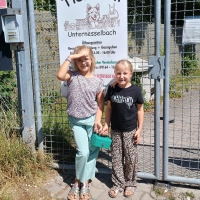 Romy Stoll und Linda Redlingshöfer brachten ihre Einnahmen persönlich im Tierheim vorbei.  (Foto: Matthias Stoll)