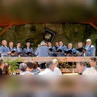 Auf der Open-Air-Bühne boten die Chöre und Vereine Liedgut ganz unterschiedlicher Sparten dar. (Foto: Gertraud May)