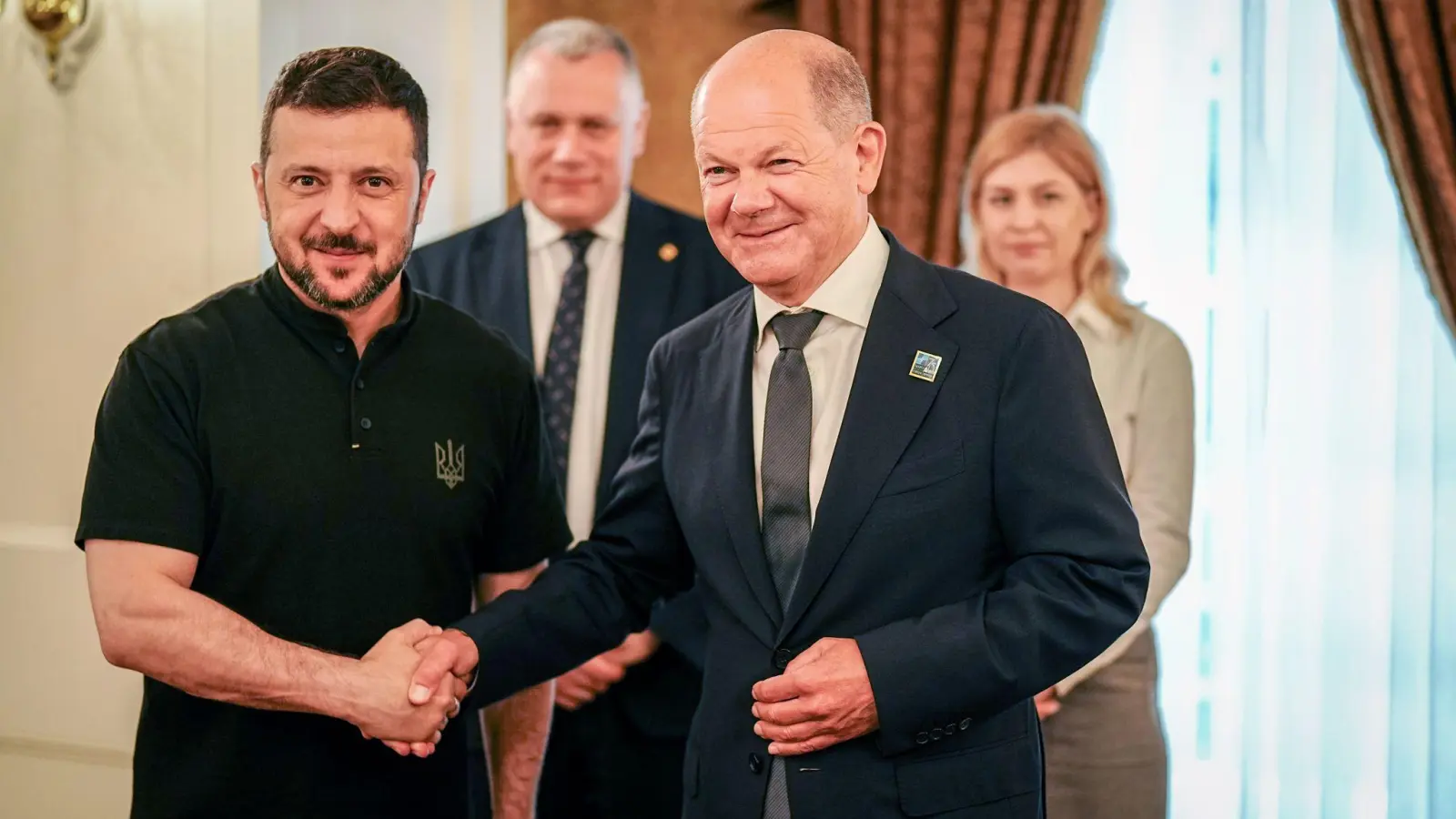 Deutschland liefert, die Ukraine dankt: Präsident Selenskyj zeigt sich mit der militärischen Unterstützung Deutschlands zufrieden. (Foto: Kay Nietfeld/dpa)