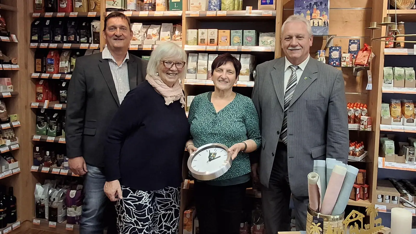 Gabi Wald-Hauf (mit der Uhr) und Barbara Schwörer, die erste und zweite Vorsitzende des Weltladens, präsentierten Bürgermeister Klaus Meier (rechts) und Rüdiger Eisen von der städtischen Wirtschaftsförderung das Geschäft und erläuterten das Konzept dahinter.  (Foto: Stadt Neustadt)