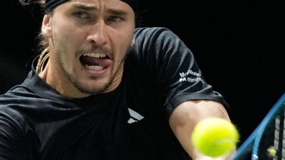 Für Alexander Zverev war das Viertelfinale in Paris ein Auf und Ab. (Foto: Michel Euler/AP/dpa)
