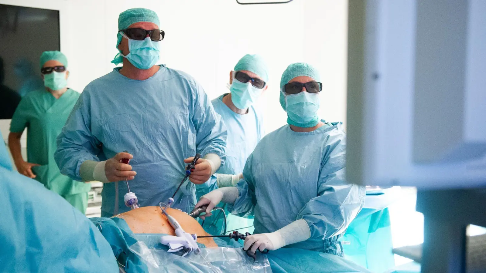 Mit kleinen Schnitten ist operativ viel möglich: Mit einer Bauchspiegelung vermeidet man einen großen Bauchschnitt. Und kommt in aller Regel rasch wieder auf die Beine. (Foto: St. Josefs-Hospital Wiesbaden GmbH/dpa-tmn)