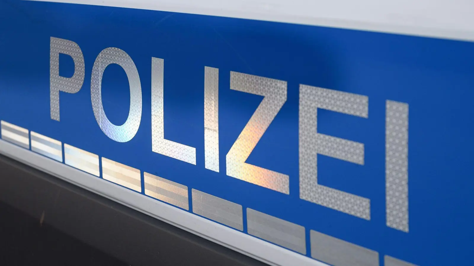 Die Polizei hofft auf Bilder einer Überwachungskamera. (Symbolbild: Daniel Vogl/dpa)