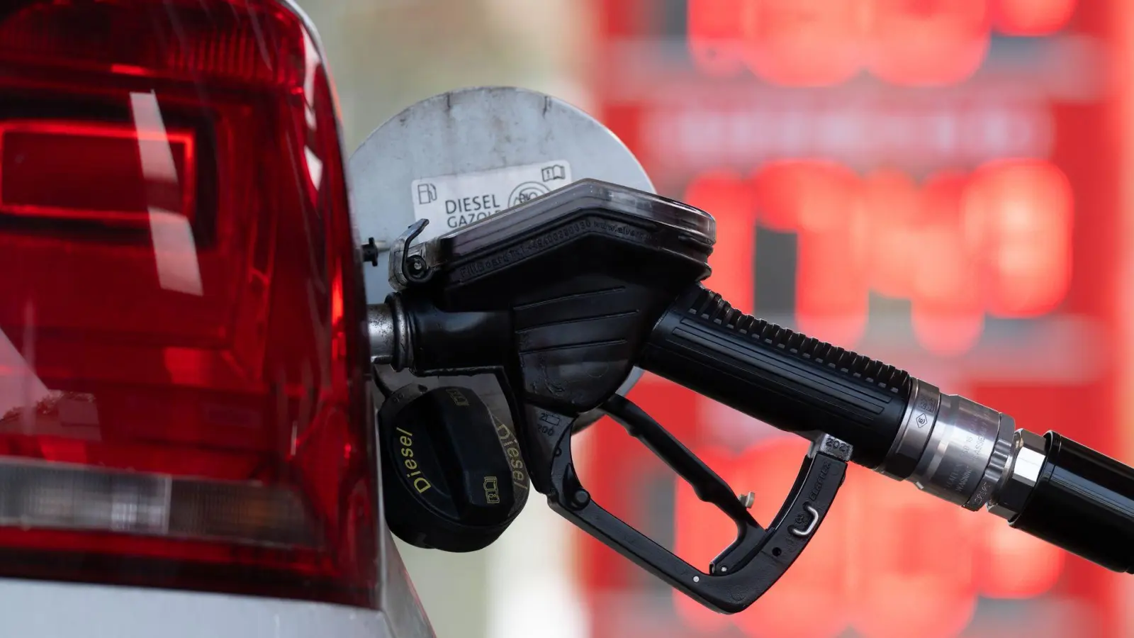 Die Spritpreise schwanken zurzeit sehr viel stärker als in der Vergangenheit. (Foto: Sebastian Kahnert/dpa)