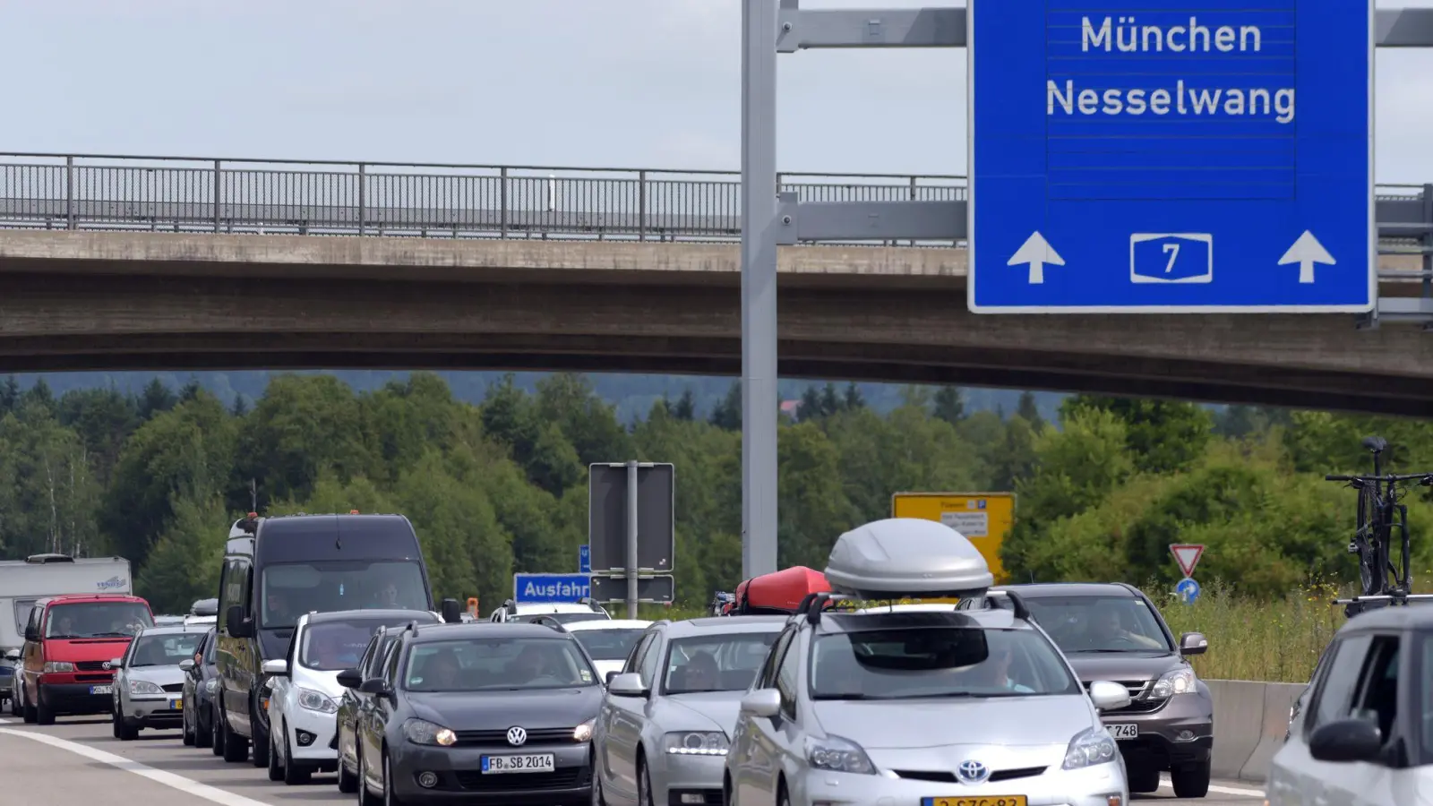 Die Blockabfertigung soll voraussichtlich den ganzen Tag andauern. (Symbolbild) (Foto: Stefan Puchner/dpa)
