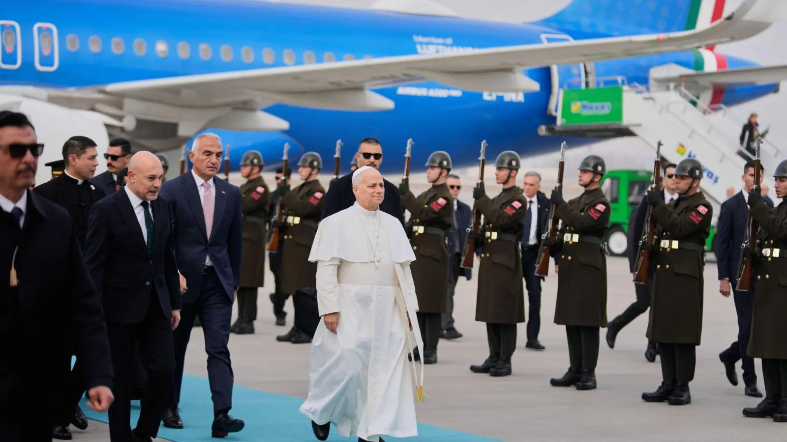 Erste Reise-Station von Papst Leo XIV., Oberhaupt von weltweit 1,4 Milliarden Katholiken, ist die Türkei. (Foto: Khalil Hamra/AP/dpa)