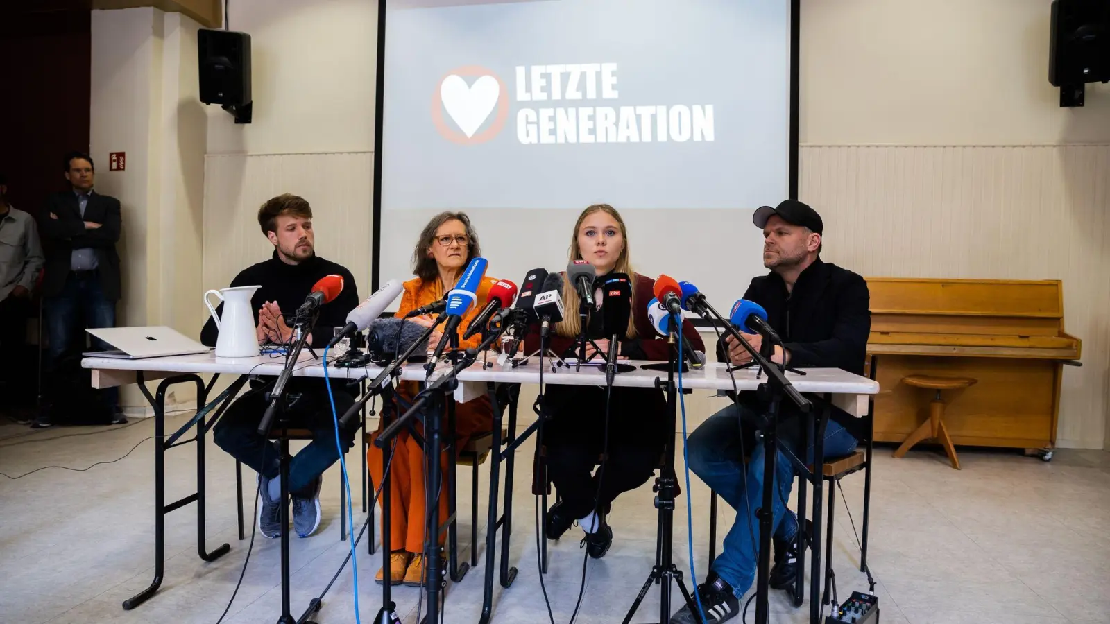 Aktivistinnen und Aktivisten der Letzten Generation (l-r): Joel Schmitt, Marion Fabian, Aimee van Baalen; und Steve Rauhut von der Kirchgemeinde der Reformationskirche in Berlin-Moabit. (Foto: Christoph Soeder/dpa)