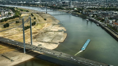Das Bundesverkehrsministerium soll laut einer Vorlage der Landesverkehrsminister ein Flottenförderprogramm für niedrigwassergeeignete Schiffe vorlegen. (Foto: Oliver Berg/dpa)