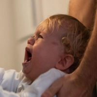Kleiner Mensch mit großen Gefühlen: Kleine Kinder können ihre Emotionen noch nicht gut selbst regulieren – Eltern geben in solchen Momenten Halt. (Foto: Franziska Gabbert/dpa-tmn)