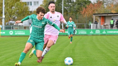 Dino Nuhanovic stürmte im ungewohnten rosafarbenen Trikot für die SpVgg Ansbach (links der Fürther Raul Marita).  (Foto: Sportfoto Zink / Melanie Zink)