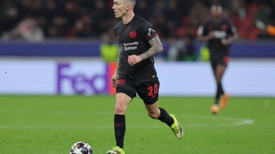 Bei Bayer Leverkusen schmerzlich vermisst: Alejandro Grimaldo ist am Samstag im Spiel gegen Bayern München gelbgesperrt (Archivbild). (Foto: Rolf Vennenbernd/dpa)