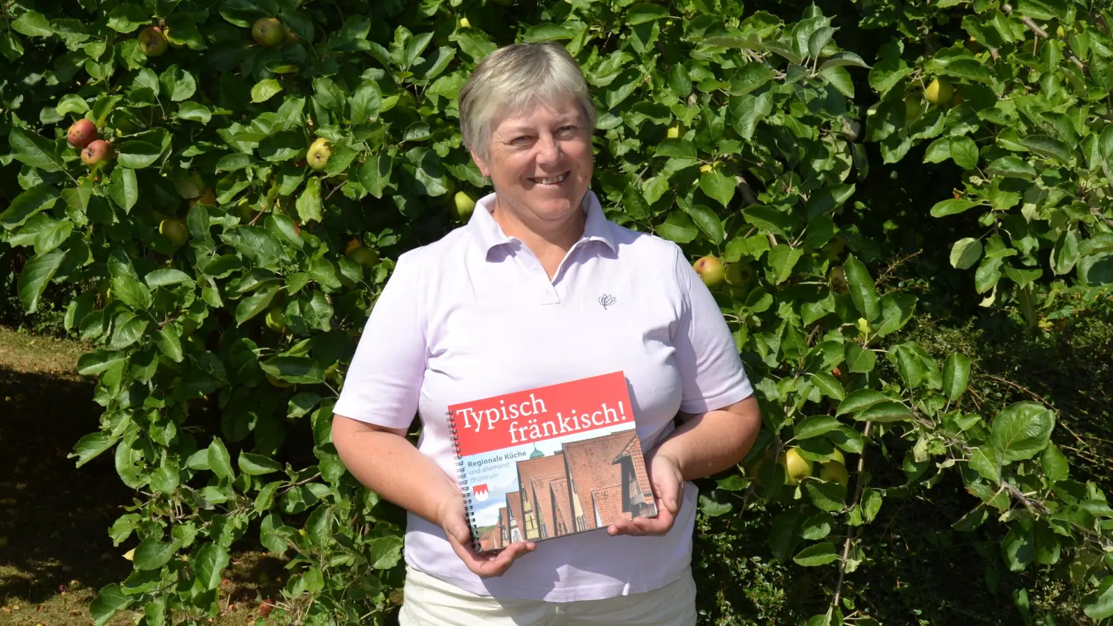 Monika Haspel ist stolz auf das frisch gedruckte Werk. (Foto: Andrea Walke)