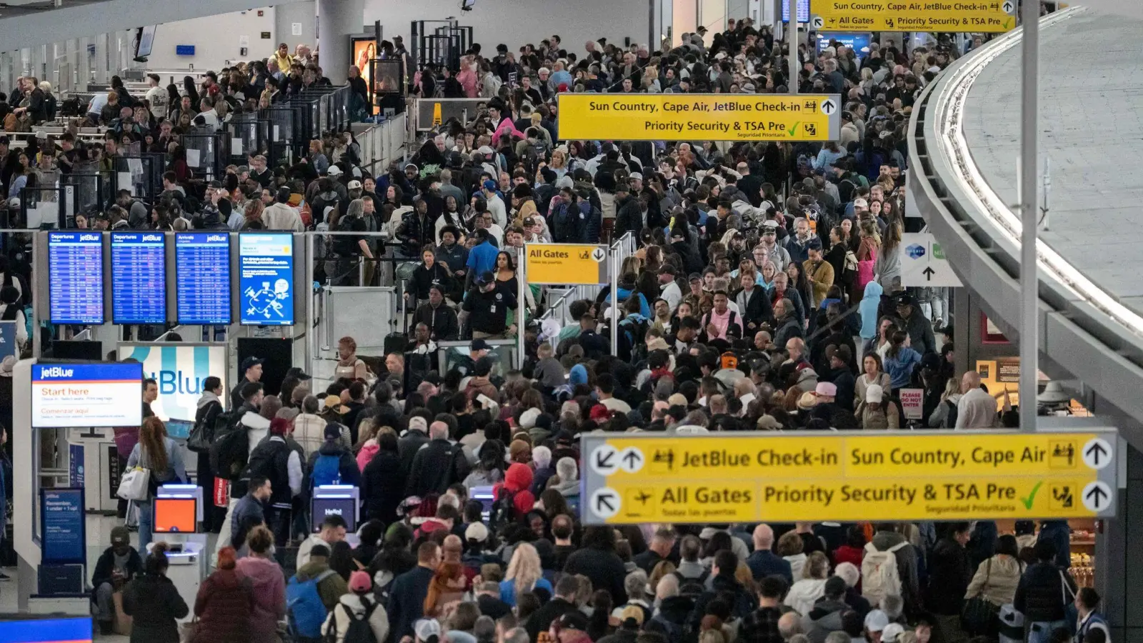 Flugreisende standen an manchen US-Airports stundenlang vor den Sicherheitskontrollen. (Archivbild) (Foto: Yuki Iwamura/AP/dpa)