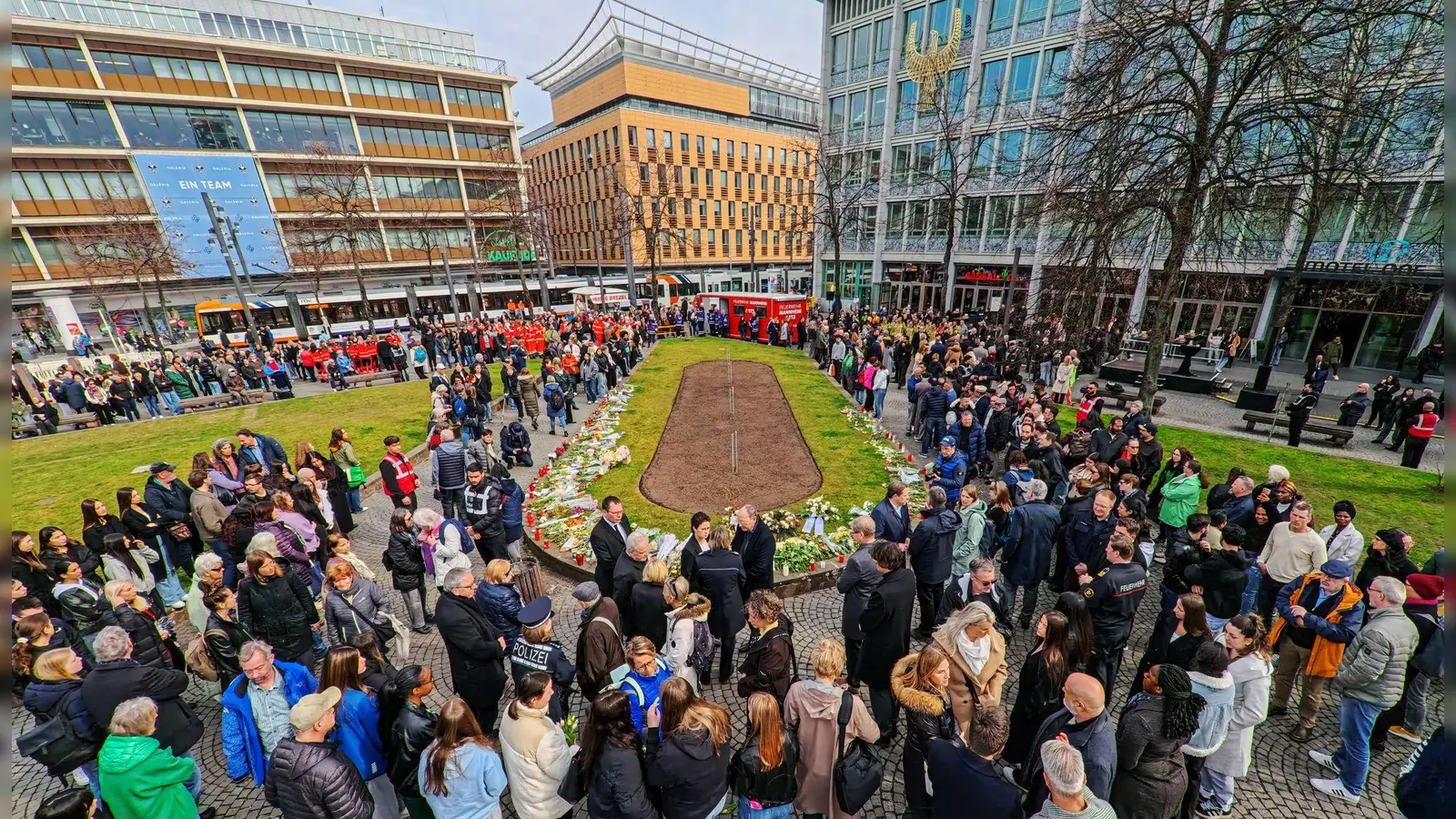 Rund 1.500 Menschen kamen zum interreligiösen Gebet in Mannheim, um der Opfer der Todesfahrt vor einer Woche zu gedenken.  (Foto: Andreas Arnold/dpa)