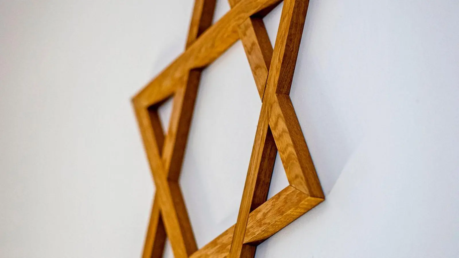 Ein Davidstern im Gebetsraum der Neuen Synagoge in Gelsenkirchen. Die Zahl der Taten, bei denen ein antisemitisches Motiv vermutet wird, ist deutlich gestiegen. (Foto: David Inderlied/dpa)