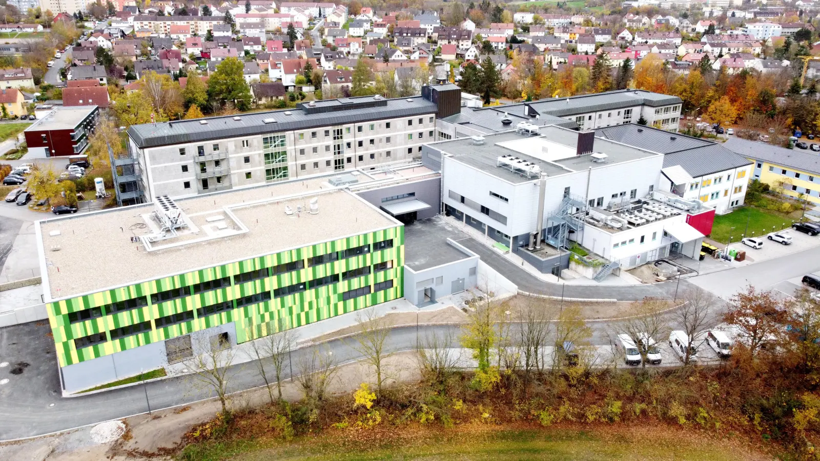 Lieb und teuer sind dem Landkreis seine Krankenhäuser (im Foto die Klinik in Neustadt), so teuer, dass sie nun der Hauptgrund für einen Antrag auf Unterstützungsgelder sind. (Archivfoto: Kreiskliniken Neustadt/Benjamin Maier)