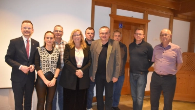 Der neu gewählte Beirat des Fischerzeugerrings Mittelfranken mit (vorne, von links) Bezirkstagspräsident Peter Daniel Forster, Referentin Lena Bächer von der LfL und MdL Gabi Schmidt als bisherige Vorsitzende.  (Foto: Fritz Arnold)