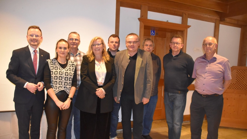 Der neu gewählte Beirat des Fischerzeugerrings Mittelfranken mit (vorne, von links) Bezirkstagspräsident Peter Daniel Forster, Referentin Lena Bächer von der LfL und MdL Gabi Schmidt als bisherige Vorsitzende.  (Foto: Fritz Arnold)