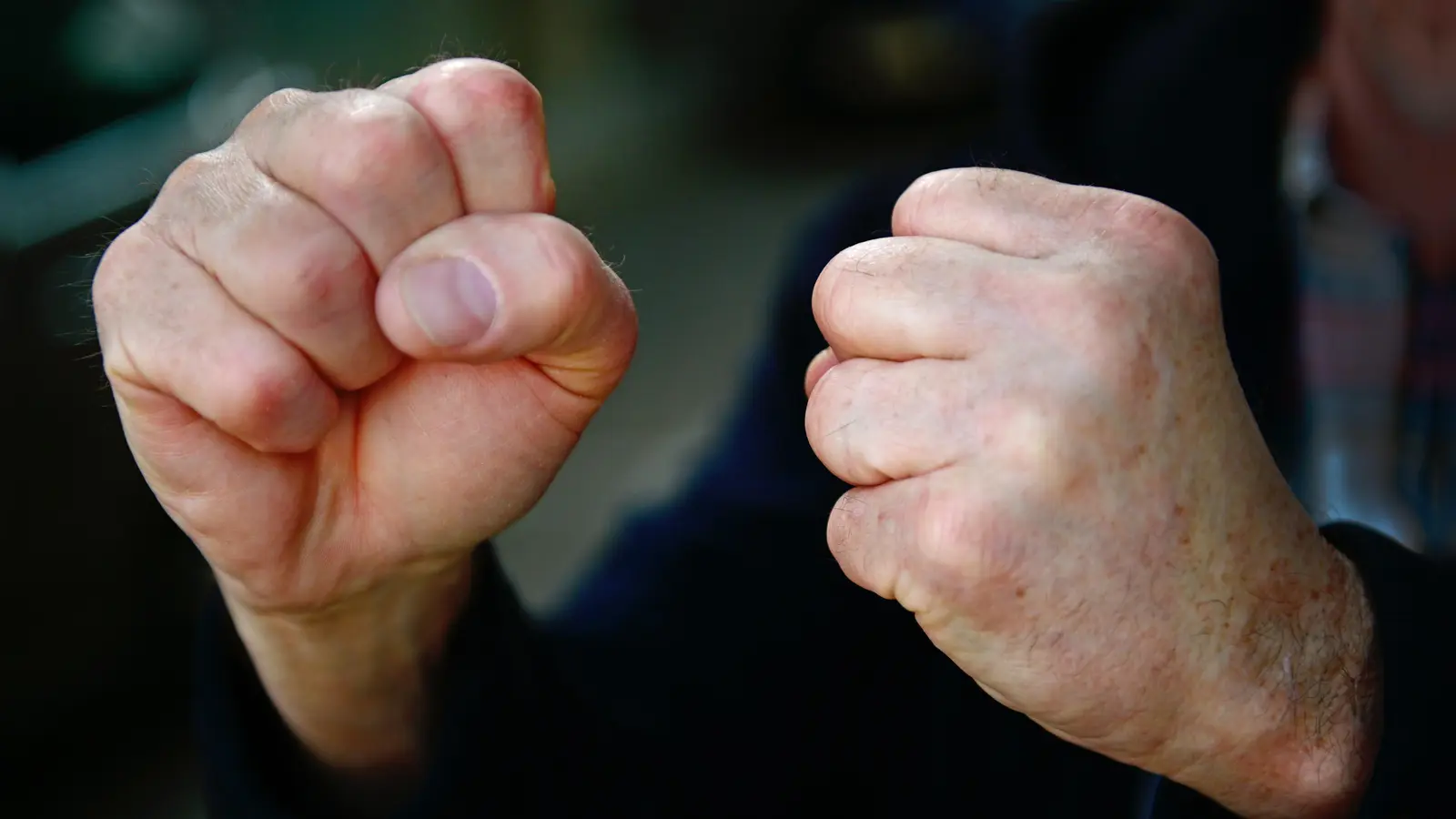 Ein Mann in Feuchtwangen musste in Gewahrsam genommen werden, weil er seine Ex-Partnerin schlug und würgte. (Symbolbild: Anna Beigel)