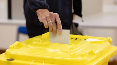 Wo das Kreuz für Erst- und Zweitstimme setzen? Neben dem Wahl-O-Mat gibt es weitere Tools, die bei der Entscheidungsfindung helfen können. (Foto: Friso Gentsch/dpa/dpa-tmn)