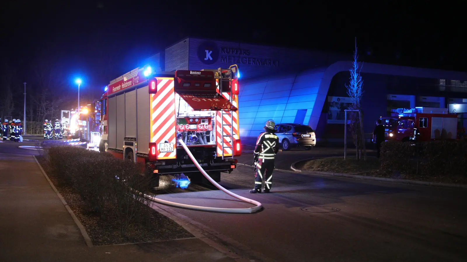 Mehrere Feuerwehrfahrzeuge säumten das Firmengelände in der Nacht. (Foto: NEWS5 / Markus Zahn)