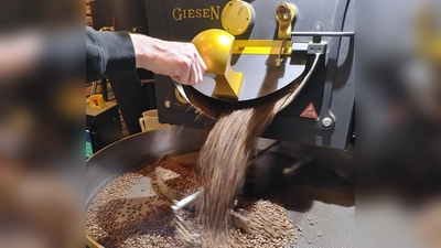 Die gerösteten Bohnen sausen aus der Trommel. (Foto: Katrin Merklein)