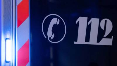 Sanitäter versorgen die verletzte Mutter. (Symbolbild) (Foto: Hannes P Albert/dpa)