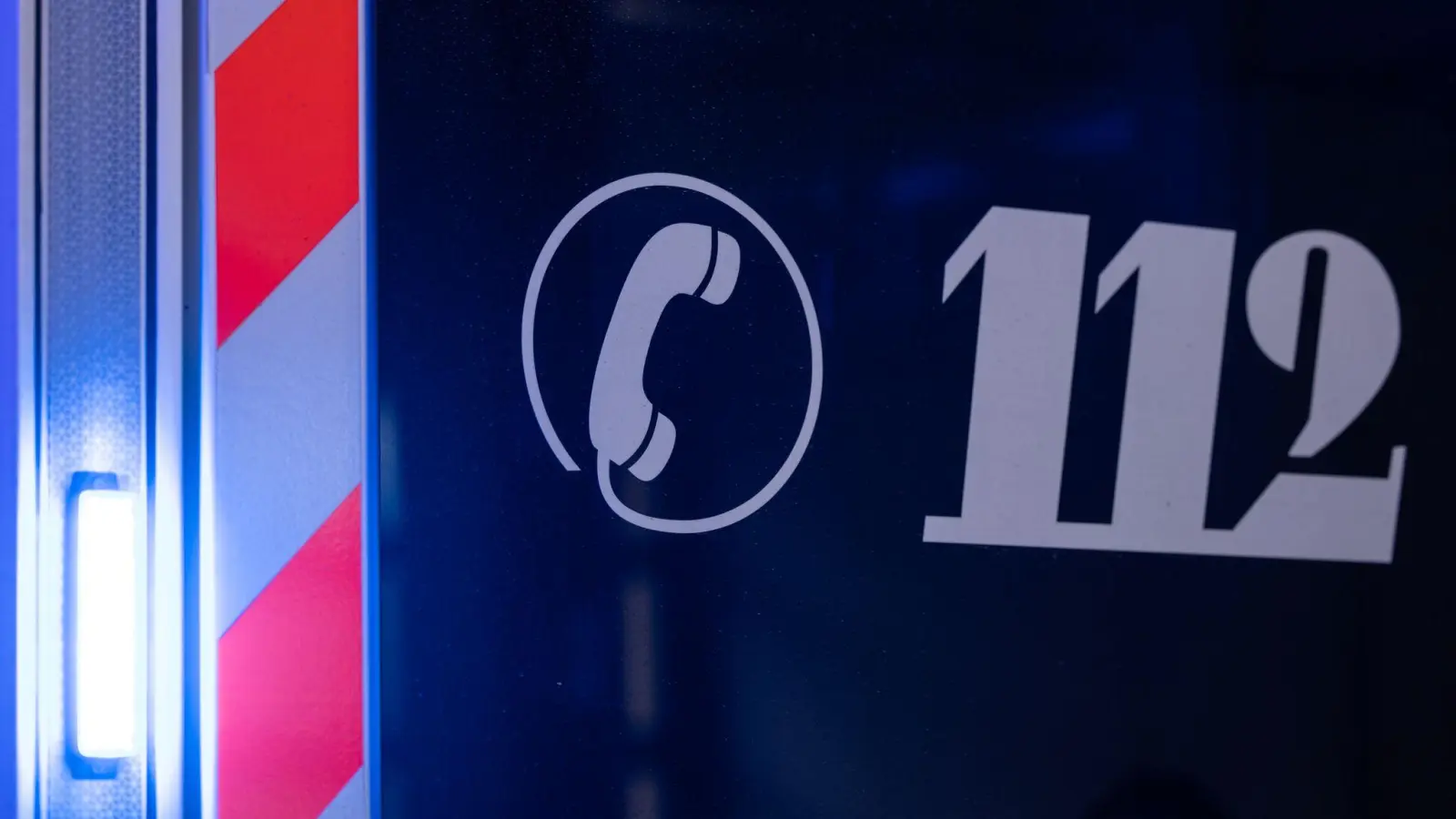 Sanitäter versorgen die verletzte Mutter. (Symbolbild) (Foto: Hannes P Albert/dpa)