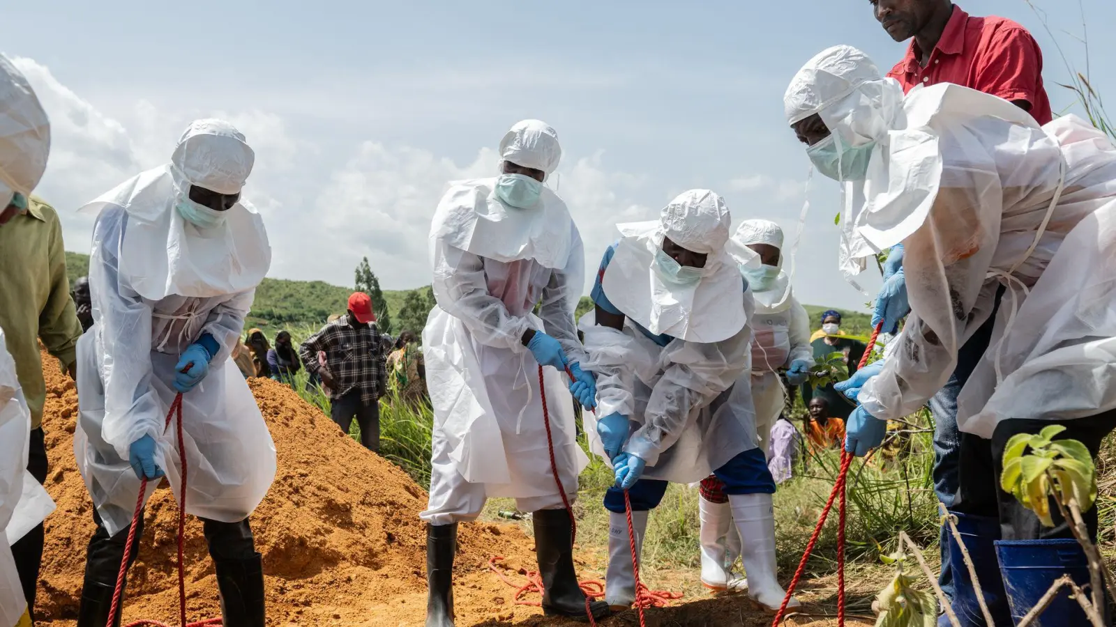 Auch die Leichen verstorbener Ebola-Patienten sind hochansteckend. (Archivbild) (Foto: Moses Sawasawa/AP/dpa)