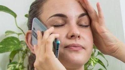 Hält den Rücken frei: Bei unvorhergesehenen Stornierungen durch Krankheit, Arbeitsplatzwechsel oder familiäre Notfälle übernimmt eine Reiserücktrittsversicherung die Kosten. (Foto: Christin Klose/dpa-tmn)