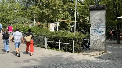 Das Mauerstück stand früher in Berlin. Heute gehört es in Ansbach fest zum Stadtbild. (Foto: Oliver Herbst)