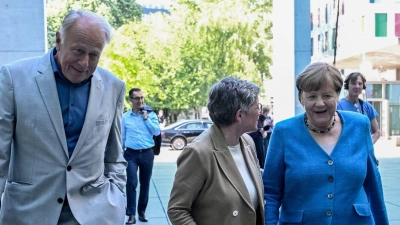 Die ehemalige Bundeskanzlerin Angela Merkel kommt zur Abschiedsfeier für den Bundestagsabgeordneten Jürgen Trittin. (Foto: Britta Pedersen/dpa)