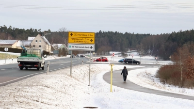 An der Einfahrt in Richtung Petersaurach ereignen sich immer wieder schwere Verkehrsunfälle. Im Mai 2021 starb eine Frau in ihrem Wagen, weil sie einen herannahenden Laster übersehen hatte. (Foto: Antonia Müller)