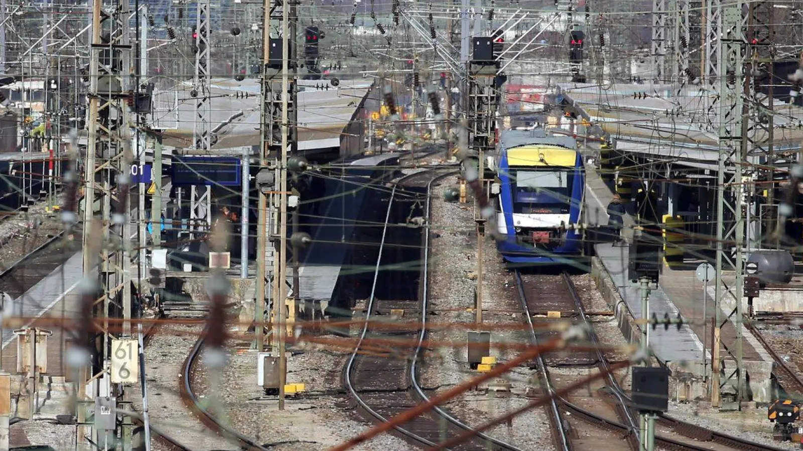 Der Augsburger Hauptbahnhof wurde abgesperrt. (Archivbild) (Foto: Karl-Josef Hildenbrand/dpa)