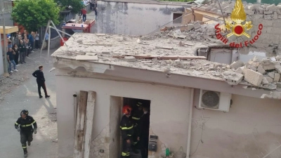 Rettungskräfte arbeiten an der Einsturzstelle.  (Foto: ---/Vigili del Fuoco/dpa)