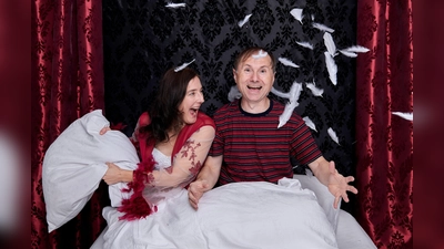 „Bevor der Storch kommt – Kabarett im Bett” ist der Titel des aktuellen Programms von Silvia Ferstl und Christoph Ackermann. Am Sonntag, 19. Oktober, sind die beiden in der Scheune der McNeills in Unterlaimbach zu sehen. (Foto: Markus Keck)