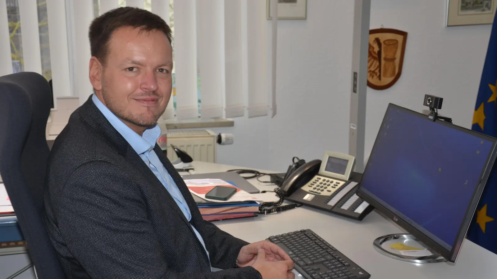 Diespecks Bürgermeister Markus Helmreich in seinem Amtszimmer im Rathaus. Seit mehr als 100 Tagen ist er nun im Amt, bereut hat er den Wechsel aus der Privatwirtschaft noch nicht. (Foto: Christa Frühwald)