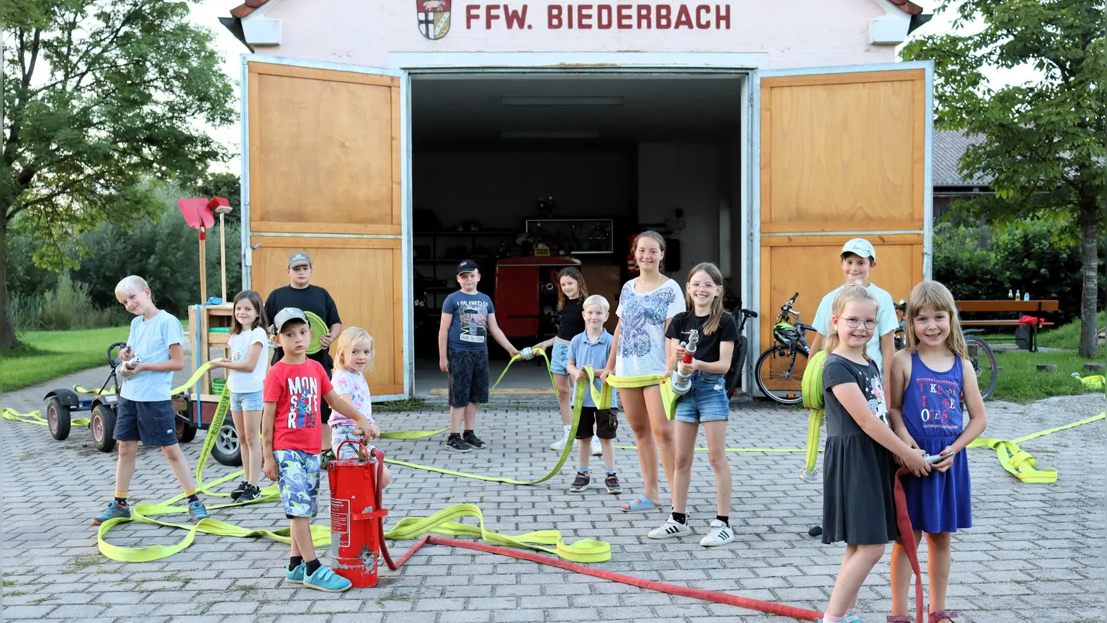 Wasser marsch: Die Kinder in Biederbach stehen schon bereit. (Foto: Antonia Müller)